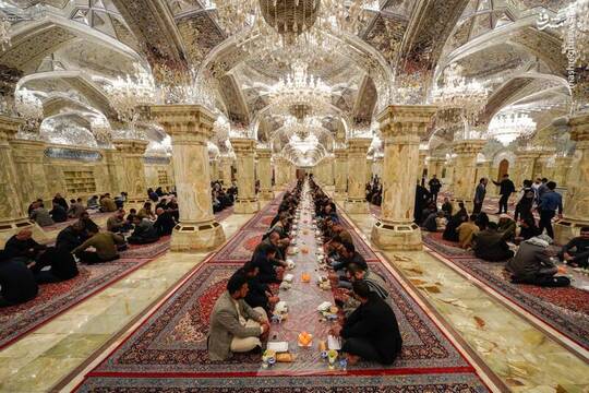 به مناسبت فرا رسیدن ماه مبارک رمضان خادمان بارگاه علوی در صحن حضرت فاطمه سلام‌الله علیها در نجف اشرف سفره‌های افطار پهن کردند.