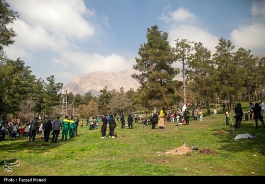 جشن درختکاری و غرس ۲۰ هزار اصله نهال با حضور دانش‌آموزان و طبیعت دوستان در پارک غربی طاقبستان برگزار شد.