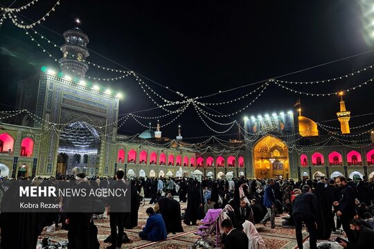 مراسم احیای شب نوزدهم ماه مبارک رمضان بامداد ۳۰ اسفند با حضور زائران و مجاوران امام رضا (ع) در حرم مطهر رضوی برگزار شد.