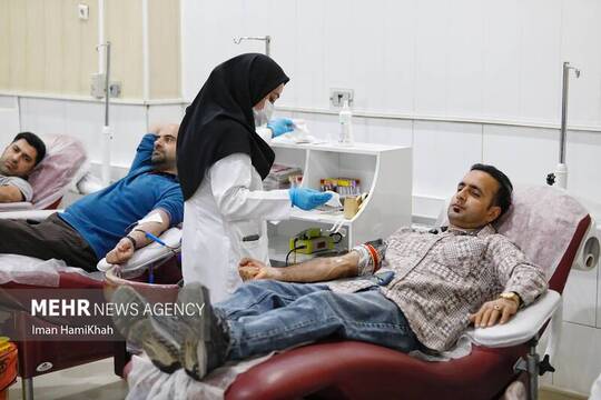 به مناسب شب ۲۱ ماه مبارک رمضان، آئین نذر خون در محل سازمان انتقال خون استان همدان با استقبال روزه داران برگزار شد.