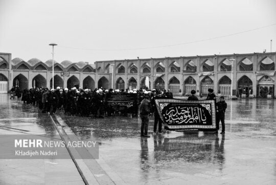 قافله عزاداری حضرت علی (ع) همزمان با روز شهادت امام اول شیعیان، شنبه دوم فروردین‌ماه ۱۴۰۴ در بازار بزرگ اصفهان برپا شد.