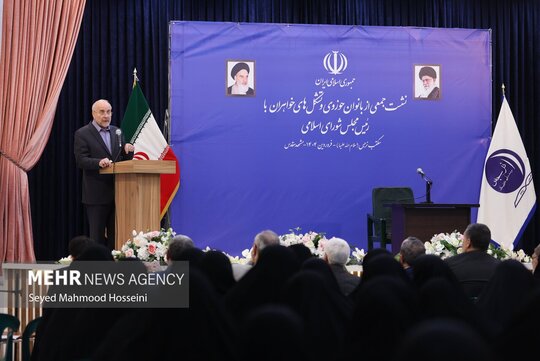 محمد باقر قالیباف رئیس مجلس شورای اسلامی در نشست جمعی از بانوان حوزوی و تشکل‌های خواهران در مکتب نرجس (سلام الله علیها) مشهد حضور یافت و به ایراد سخنرانی پرداخت.