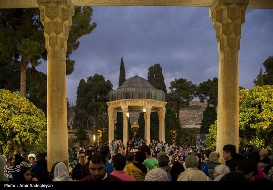 گردشگران نوروزی در مجموعه حافظیه و باغ نارنجستان قوام شیراز