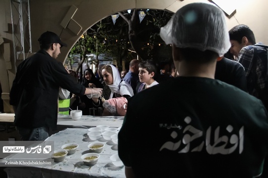 افطاری ساده با عنوان «افطارخونه» در آخرین شب ماه مبارک رمضان در پیاده راه بلوار کشاورز ميزبان روزه داران شد.