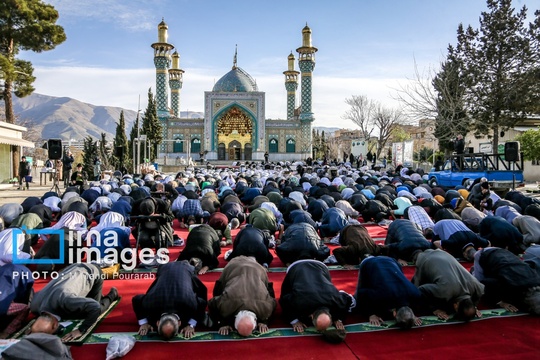 اقامه نماز عید سعید فطر در امامزاده پنج تن لویزان