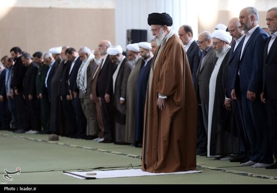 اقامه نماز عید فطر توسط رهبر معظم انقلاب