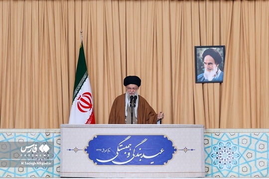 امام خامنه ای هنگام ایراد خطبه های نماز عید فطر