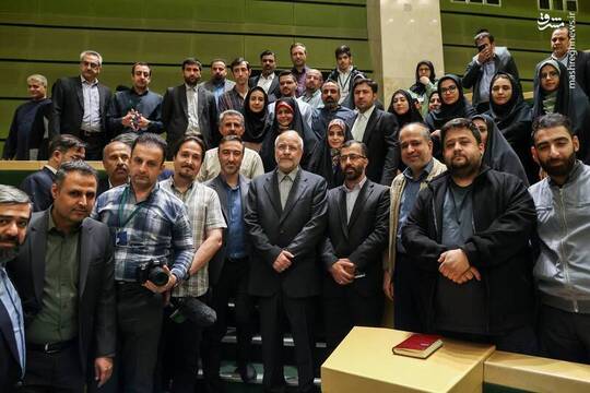محمدباقر قالیباف رئیس مجلس شورای اسلامی امروز سه‌شنبه ۱۹ فروردین در جمع خبرنگاران، عکاسان و تصویربرداران پارلمانی به مناسبت آغاز سال جدید حضور پیدا کرد.