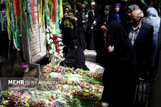 بزرگداشت سی و دومین سالگرد شهادت سیدمرتضی آوینی امروز چهارشنبه ۲۰ فروردین مصادف با «روز هنر انقلاب» با حضور محمدمهدی دادمان رئیس حوزه هنری، سیدعلی میرفتاح و جمعی از مدیران و هنرمندان برگزار شد.