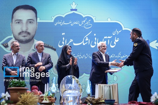 در مراسم تجلیل از خادمان سفر نوروزی ۱۴۰۴، ۲۸ نفر از خادمان سفرهای نوروزی فعال در ۲۷ سازمان و ارگان، مورد تجلیل و تقدیر قرار گرفتند.