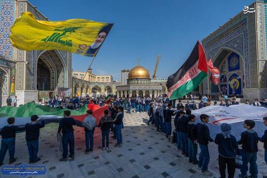 اجتماع ۳ هزار دانش آموزان مشهدی برای همدردی با کودکان مظلوم فلسطینی در صحن قدس حرم مطهر رضوی اجتماع کردند.