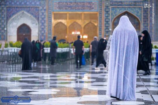 تصاویری از حال و هوای زائران حرم مطهر امام رضا علیه‌السلام در زیر بارش رحمت الهی را مشاهده می‌کنید.