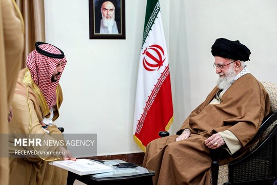 آقای «خالد بن سلمان» وزیر دفاع عربستان سعودی عصر امروز پیام پادشاه این کشور را تقدیم حضرت آیت‌الله خامنه‌ای رهبر معظم انقلاب اسلامی کرد.
