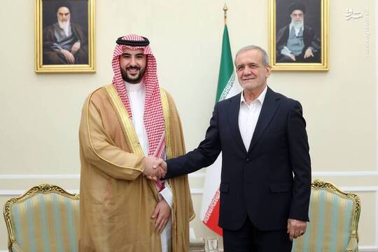 دیدار وزیر دفاع عربستان با پزشکیان