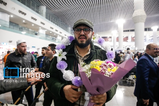 «محمد حسین قنبری» زائر ایرانی که اواخر اسفند ماه سال گذشته به دلیل عکاسی و فیلمبرداری غیرقانونی در شهر مدینه دستگیر و در بازداشت به سر می برد با تلاش و پیگیری های وزارت امور خارجه آزاد شد و بامداد جمعه به کشور بازگشت.