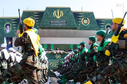 مراسم گرامیداشت روز ارتش جمهوری اسلامی ایران صبح امروز جمعه ۲۹ فروردین با حضور مسعود پزشکیان رئیس‌جمهور و فرماندهان نیروهای مسلح در جوار حرم امام خمینی رحمت الله علیه برگزار شد.