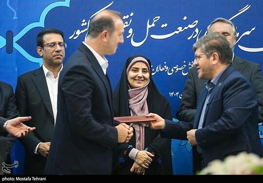 مراسم امضای تفاهم نامه سرمایه‌گذاری در صنعت حمل و نقل ریلی صبح امروز با حضور فرزانه صادق وزیر راه و شهرسازی در ساختمان شهدای راه آهن برگزار شد.