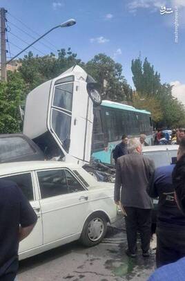 تصادف هولناک اتوبوس با چند خودرو در تبریز