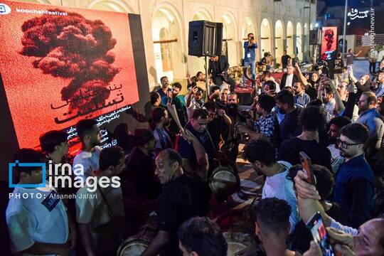 فستیوال «کوچه» شامگاه شنبه ۶ اردیبهشت ۱۴۰۴ در سوگ جان‌باختگان انفجار در «اسکله شهید رجایی» بندرعباس با ویژه برنامه ای به همین مناسبت برگزار شد.