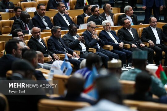 مراسم افتتاحیه سومین همایش همکاری‌های ایران و آفریقا صبح امروز یکشنبه ۷ اردیبهشت با حضور مسعود پزشکیان رئیس‌جمهور و محمدرضا عارف معاون اول رئیس جمهور و رئیس ستاد آفریقا در محل اجلاس سران برگزار شد.