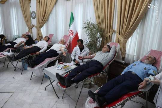 اعضای هیئت دولت جهت کمک به مجروحان حادثه انفجار بندر شهید رجایی بندرعباس خون اهدا کردند.