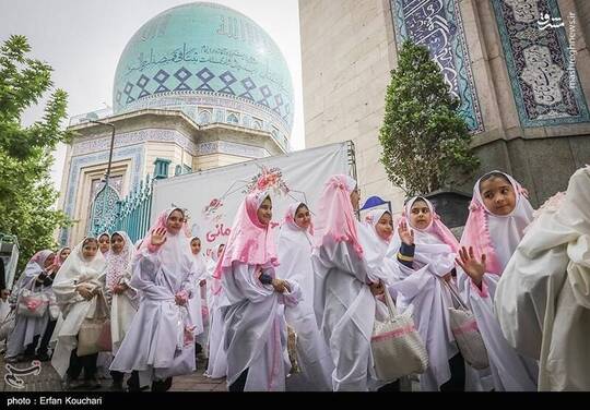 جشن تکلیف ۱۳۰۰ دانش آموز دختر آرمانی منطقه ۳ در حسینیه ارشاد برگزار شد.