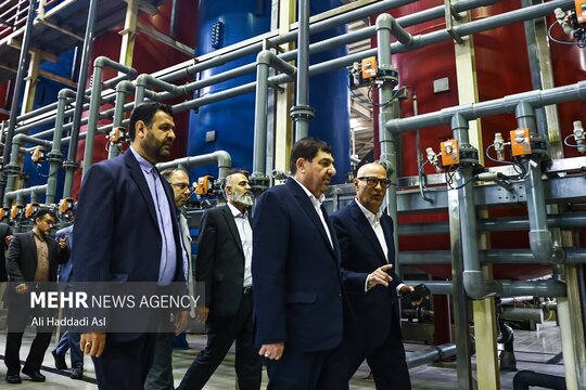 محمد مخبر مشاور و دستیار مقام معظم رهبری به همراه سورنا ستاری روز سه شنبه ۹ اردیبهشت ماه به مناسبت هفته کار و کارگر از یک مجموعه بزرگ دانش بنیان تولید مواد غذایی بازدید کرد.
