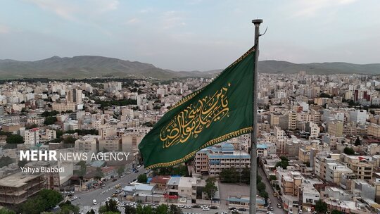 همزمان با نخستین روز دهه کرامت و سالروز ولادت حضرت معصومه (سلام الله علیها) کاروان خادمان رضوی وارد کرمانشاه شد و پرچم مطهر حرم امام رضا (علیه‌السلام) بر فراز این شهر به اهتزاز درآمد.