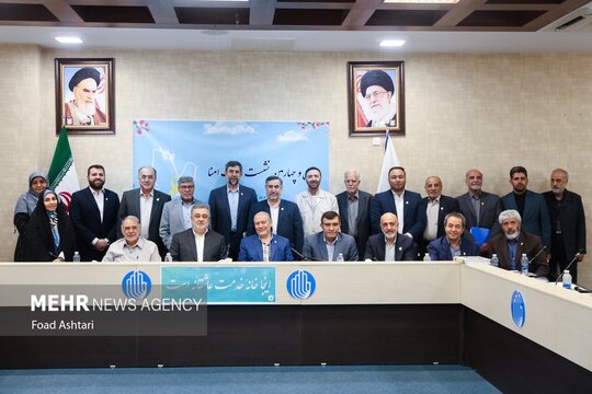سی و چهارمین نشست هیئت امنا مؤسسه امدادگران عاشورا، حامی بیماران مبتلا به سرطان با حضور سرداران نصرالله فتحیان، سید یحیی رحیم صفوی و حسن اشتری و دیگر خیرین و اعضا هیأت امنای این مؤسسه صبح روز جمعه ۲ خرداد برگزار شد.