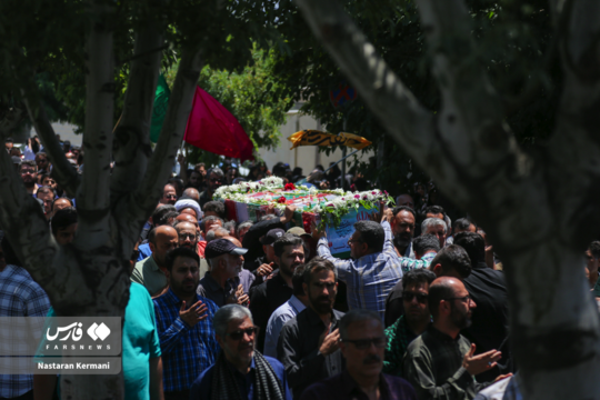 پیکر مطهر مهدی اکبری نسب دانشجوی نخبه  ظهر صبح امروز در گلزار شهدا چهارصد دستگاه با حضور مردم شهید پرور کرج تشییع و تدفین شد.