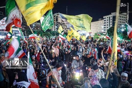 بعد از یاوه گویی‌هایی رئیس جمهور آمریکا، مردم مشهدشامگاه چهارشنبه (۲۸ خرداد ) در تجمعی در میدان بیت المقدس بار دیگر با رهبر معظم انقلاب بیعت کردند.