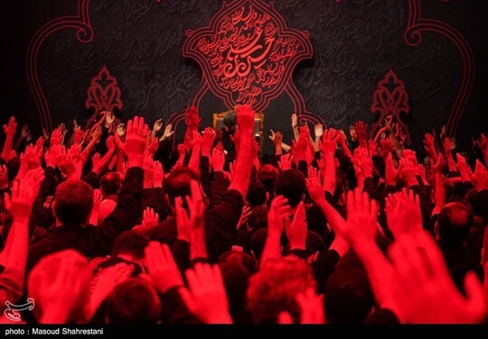 مراسم عزاداری شب پنحم محرم در هیئت آیین حسینی با سخنرانی حجت الاسلام رفیعی و مداحی میثم مطیعی در امامزاده قاضی الصابر(ع) با حضور مردم برگزار شد.