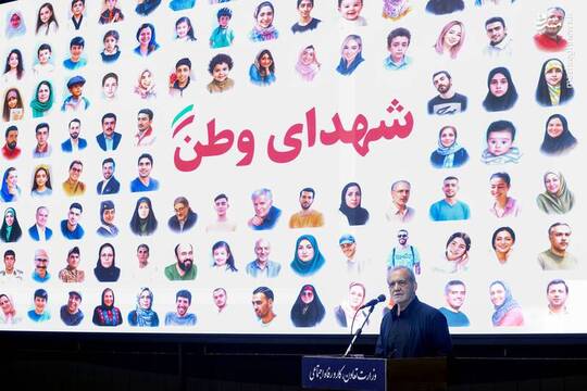 مسعود پزشکیان رئیس جمهور صبح روز سه شنبه در آیین تجلیل از تلاش‌های کارکنان وزارت تعاون کار و رفاه اجتماعی در دوران جنگ تحمیلی رژیم صهیونیستی حضور پیدا کرد.
