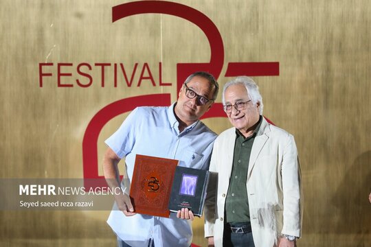 مراسم آئین افتتاحیه دومین دوره جشنواره «۲۵» شامگاه سه‌شنبه ۷ مرداد ماه با حضور چهره‌های سینما و فرهنگ، ورزش و فعالان برجسته حوزه انرژی و محیط زیست در موزه‌ سینما برگزار شد.