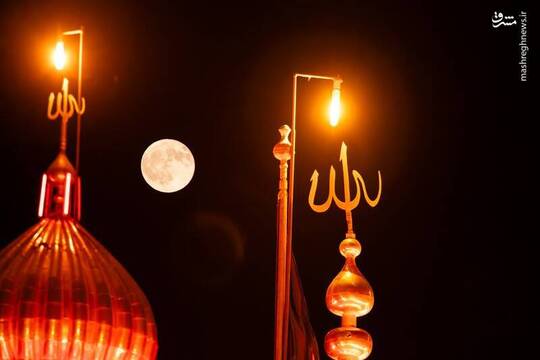 تصویری از نمایان شدن ماه کامل صفر بر فراز آسمان حرم مطهر اباعبدالله الحسین (ع) را مشاهده می‌کنید.