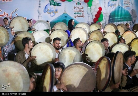 اجتماع بزرگ دف‌نوازان امت رسول الله(ص) ویژه برنامه میلاد حضرت محمد(ص) عصر روز پنجشنبه ۱۳ شهریور در کنار دریاچه زریبار مریوان برگزار شد.