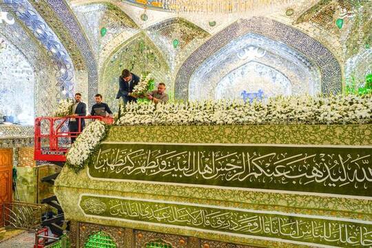 ضریح نورانی امیرالمومنین علیه‌السلام به مناسبت ایام ولادت حضرت محمد(ص) و امام جعفر صادق علیه‌السلام توسط خادمان گل‌آرایی شد.