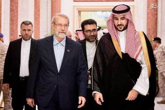 علی لاریجانی دبیر شورای عالی امنیت ملی کشورمان طی سفر به ریاض با خالد بن‌سلمان آل‌سعود وزیر دفاع عربستان سعودی دیدار و گفت‌وگو کرد.