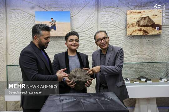 شهاب سنگ سیارکی ایران و خاورمیانه با وزن ۲۱ کیلو و ۴۲۰ گرم ظهر امروز دوشنبه ۷ مهر ماه در موزه شهاب سنگ برج آزادی رونمایی شد