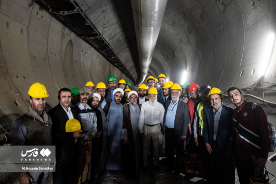مهدی چمران رئیس شورای شهر و اعضای شورای شهر سراسر کشور، چهارشنبه نهم مهر ماه از خط ۱۰ متروی تهران بازدید کردند.