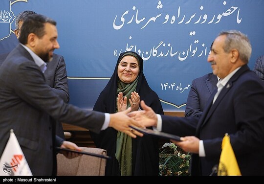 آیین امضای قراردادهای تامین ناوگان ریلی عصر امروزشنبه ۱۲ مهر با حضور فرزانه صادق وزیر راه وشهرسازی در وزارت راه وشهرسازی برگزار شد.