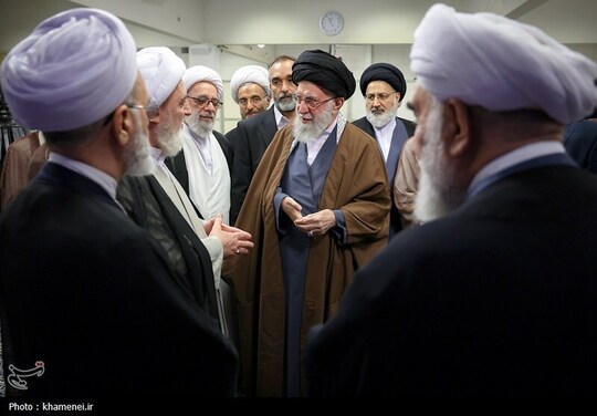 دیدار دست‌اندرکاران کنگره بین‌المللی علامه میرزای نائینی با رهبر انقلاب