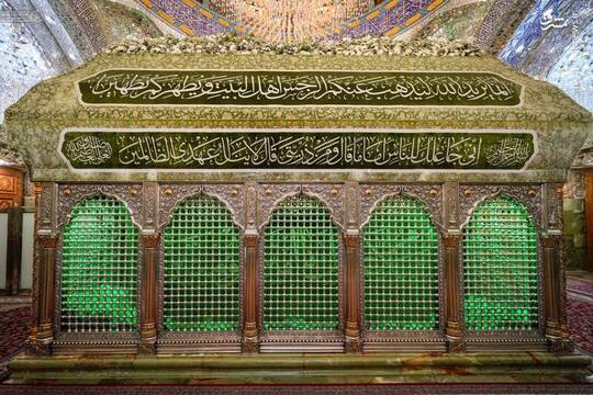 ضریح حضرت امیرالمومنین علی ابن ابی طالب علیه‌السلام به مناسبت فرا رسیدن ایام ولادت حضرت زینب کبری سلام‌الله علیها گل‌آرایی شد.