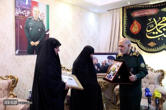 فرمانده قرارگاه مرکزی حضرت خاتم‌الانبیاء (ص) درجه سپهبدی شهید «علی شادمانی» را به خانواده ایشان اعطاء کرد.