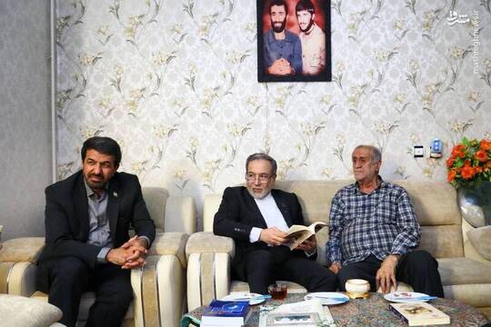 حضور عراقچی در منزل شهیدان حاجی بابایی در همدان