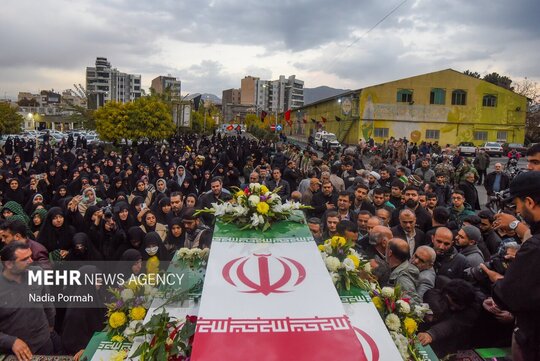 آئین استقبال از پیکر مطهر ۱۰ شهید گمنام همزمان با ایام فاطمیه با حضورمردم استان البرز در کانون شهید سبحانی کرج برگزارشد.