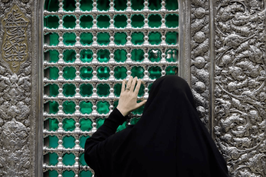 اولین غبارروبی ضریح امام رضا(ع) با حضور بانوان