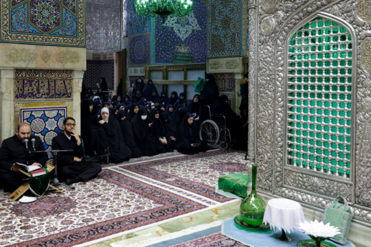اولین غبارروبی ضریح امام رضا(ع) با حضور بانوان