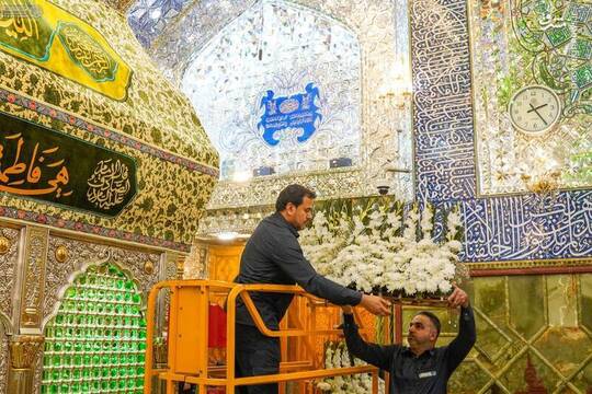 گل‌آرایی ضریح امیرالمومنین برای ولادت حضرت فاطمه الزهرا(س)