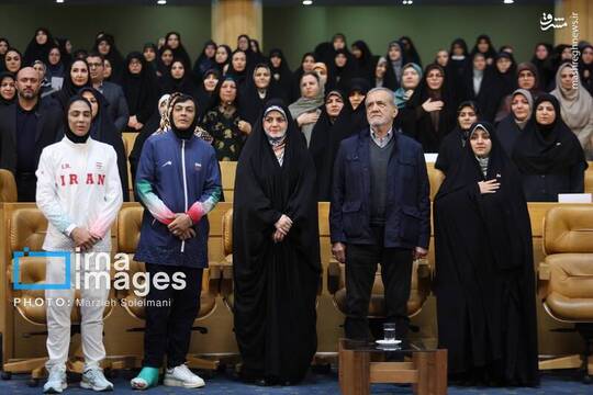 گرامیداشت روز زن با حضور مسعود پزشکیان رئیس جمهور در محل سالن اجلاس سران کشورهای اسلامی برگزار شد.